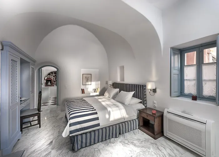 Aigialos Luxury Traditional Settlement 5* Fira (Santorini)