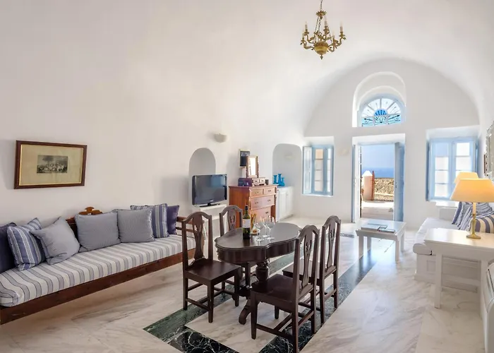 Aigialos Luxury Traditional Settlement 5* Fira (Santorini)